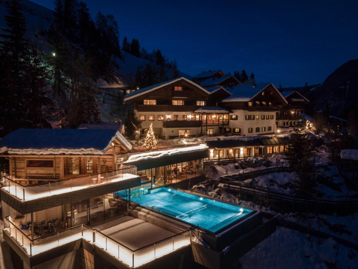 Charmehotel Uhrerhof - Deur Ortisei Exterior photo