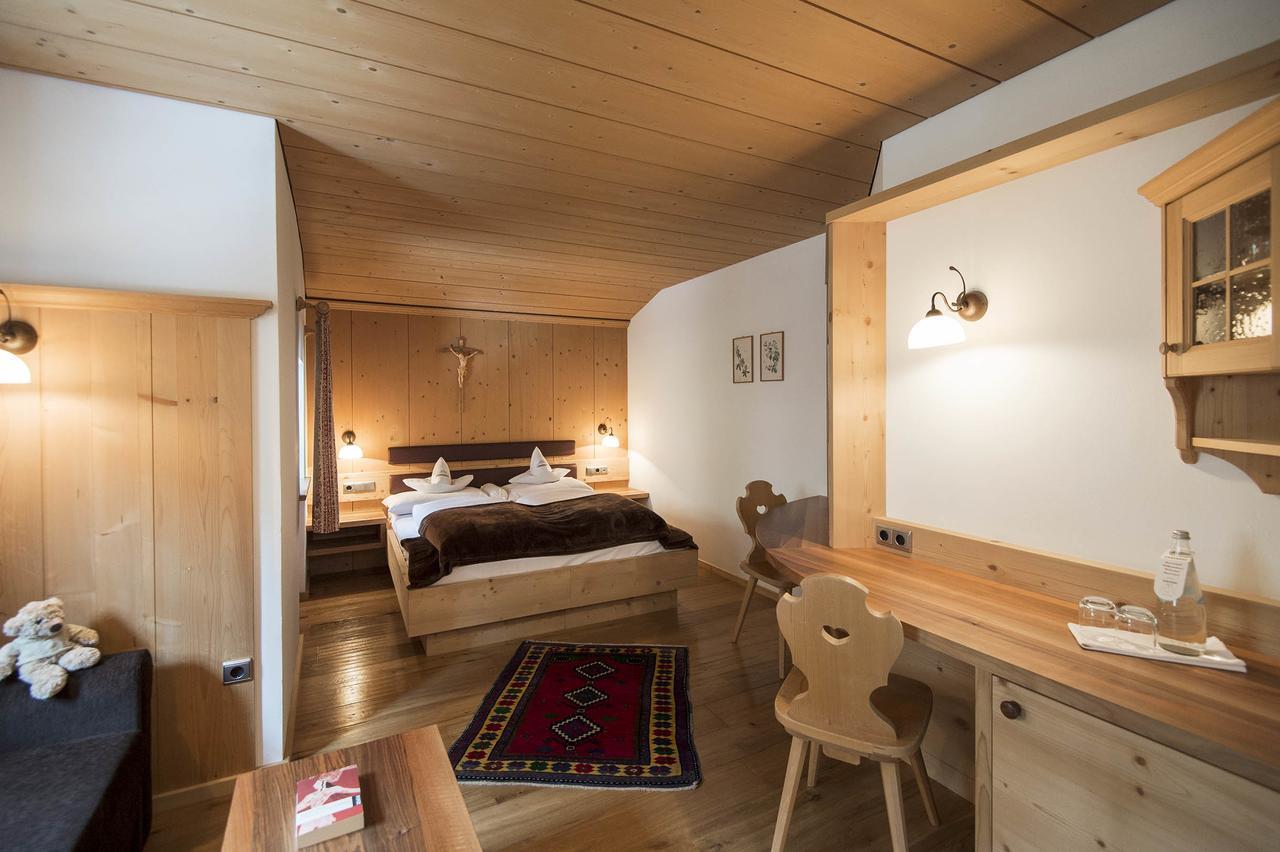 Charmehotel Uhrerhof - Deur Ortisei Exterior photo
